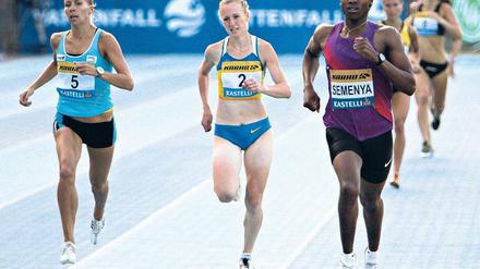 Wieder vorne weg. Die Südafrikanerin Caster Semenya (rechts) meldet sich elf Monate nach ihrem Weltmeistertitel über 800 Meter mit einem Sieg zurück.