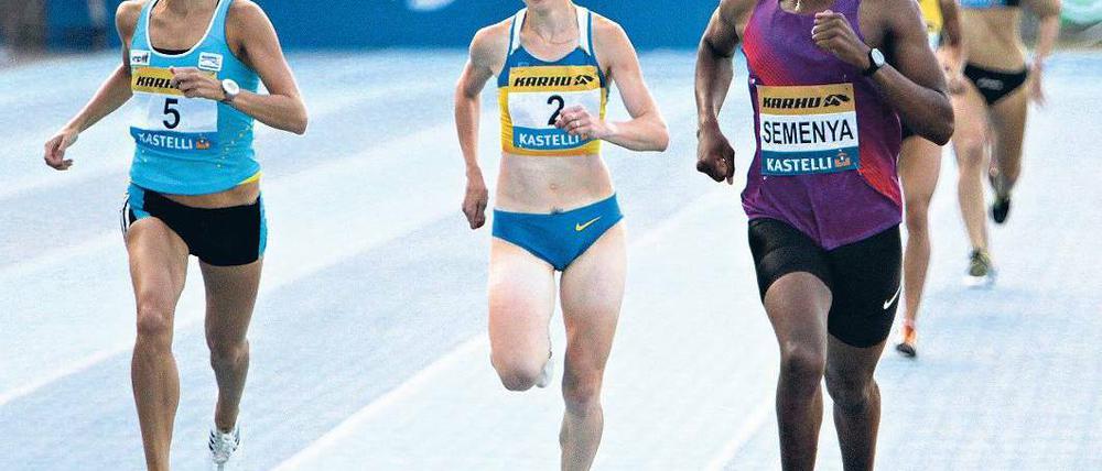 Wieder vorne weg. Die Südafrikanerin Caster Semenya (rechts) meldet sich elf Monate nach ihrem Weltmeistertitel über 800 Meter mit einem Sieg zurück. 