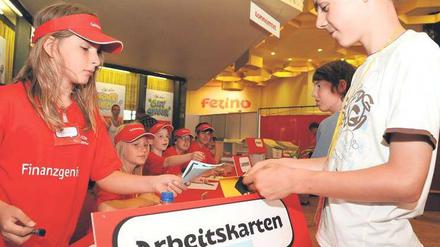 Parallelgesellschaft. Im Freizeitzentrum FEZ gibt es Banken und Jobcenter, ein Parlament und sogar organisiertes Glücksspiel. Foto: Uwe Steinert