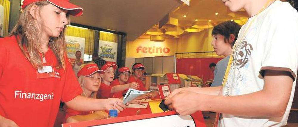 Parallelgesellschaft. Im Freizeitzentrum FEZ gibt es Banken und Jobcenter, ein Parlament und sogar organisiertes Glücksspiel. Foto: Uwe Steinert