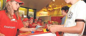 Parallelgesellschaft. Im Freizeitzentrum FEZ gibt es Banken und Jobcenter, ein Parlament und sogar organisiertes Glücksspiel. Foto: Uwe Steinert