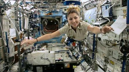 Losgelöste Space Touristin.