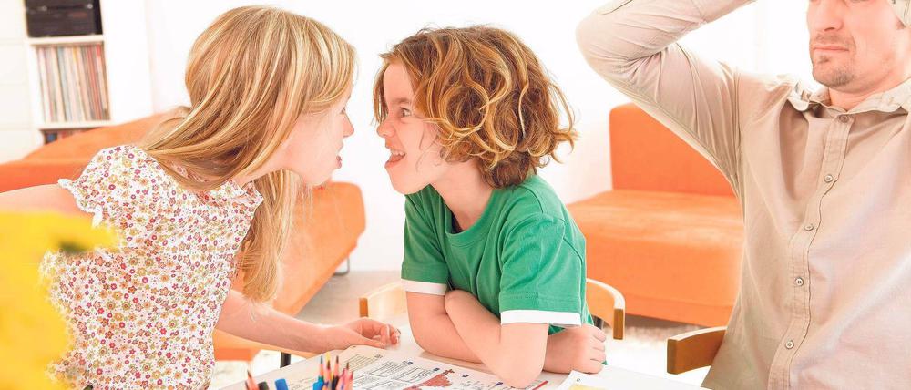 Nervige Kinder. Die Eltern sollen weder Gleichgültigkeit ausstrahlen noch zu heftig reagieren, raten Pädagogen. Gelegentliche Gefühlsausbrüche seien aber erlaubt. Foto: vario-images