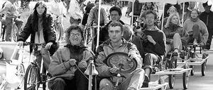 Ein anderes Wachstum. Am autofreien Sonntag auf einer Landstraße im Harz sind Aktivisten mit dem „Lindwurm“ unterwegs.