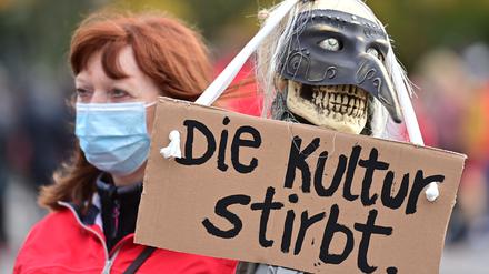 Eine Demonstrantin mit einem Protestschild.