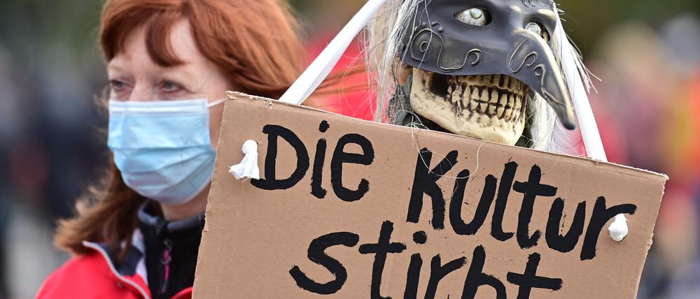 Eine Demonstrantin mit einem Protestschild.