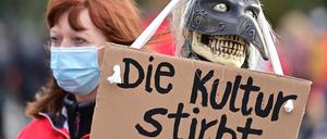 Eine Demonstrantin mit einem Protestschild.