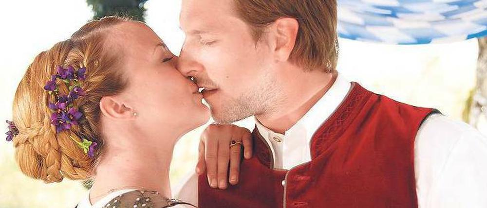 Noch darf geknutscht werden im „Marienhof“, hier mit Nic (Hendrik Borgmann) und Toni (Sandra Koltai). Doch im Herbst entscheidet die ARD über die Zukunft der Soap. Foto: ARD