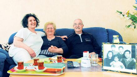 Ein gutes Team. Die Pflegerin Dilek Gürsoy (l.) macht bei Semiha und Mehmet Ilgaz regelmäßig Hausbesuche.