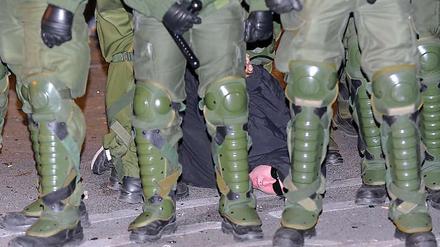 1. Mai in Berlin: Ein Demonstrant liegt verschnürt am Boden. 