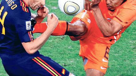 Das brutale Foul des Niederländers Nigel de Jong (rechts) gegen den Spanier Xabi Alonso im WM-Finale 2010 wäre für den Sender RAI kein Fall für eine Zeitlupen-Wiederholung. Das Foul führte weder zu einem Tor noch zu einem Platzverweis. Foto: dpa