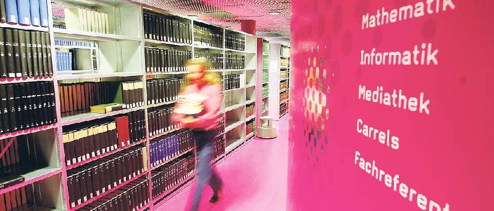 Neue Wege: Wem der Alltag im Job nicht mehr reicht, kann neue Perspektiven in Hörsaal und Bibliothek finden. Vor allem in den Bereichen Wirtschaft und Technik macht es Sinn, sein Wissen durch ein berufsbegleitendes Studium zu erneuern und zu vertiefen. Fotos: Thilo Rückeis, dpa