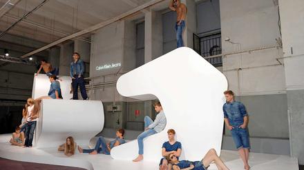 Lebende Bilder. Jede Modelinie wurde in einer Installation präsentiert.