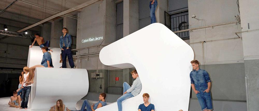 Lebende Bilder. Jede Modelinie wurde in einer Installation präsentiert.