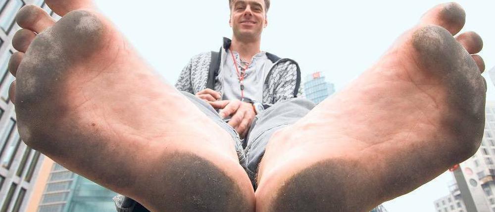 Sind so schwarze Füße. Von Schuhen hält Johannes Kathol nicht sehr viel. Foto: dpa