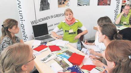 Nahe liegend. Wer in Berlin am NC scheitert, sollte sich über zulassungsfreie Studiengänge an Hochschulen in Brandenburg und Mecklenburg-Vorpommern informieren. 