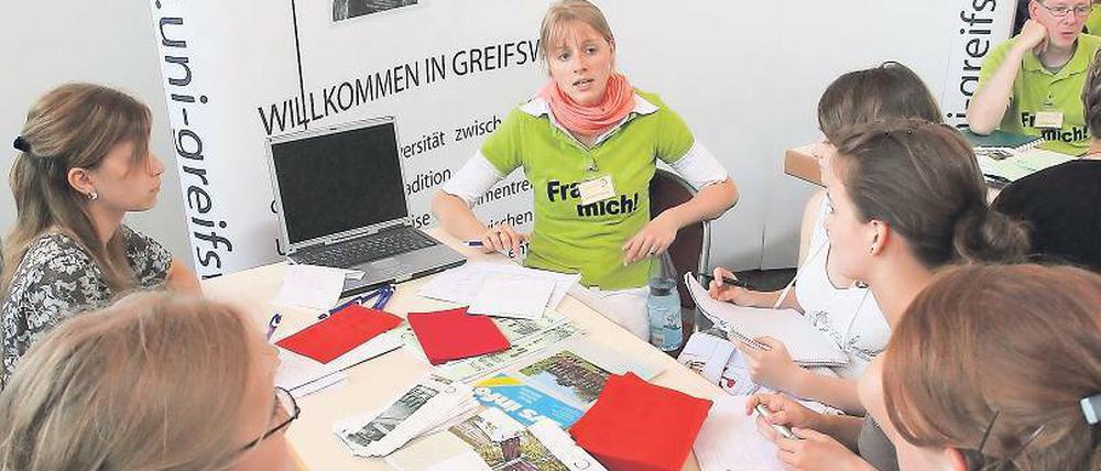Nahe liegend. Wer in Berlin am NC scheitert, sollte sich über zulassungsfreie Studiengänge an Hochschulen in Brandenburg und Mecklenburg-Vorpommern informieren. 