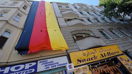 Eine Riesenfahne als Ärgernis. Zweimal wurde sie ihrem libanesischen Besitzer 2010 in Neukölln geklaut.