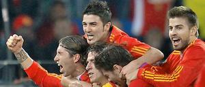 Spanische Jubeltraube. Das Team von Trainer Vicente del Bosque herzt den Torschützen Carles Puyol.