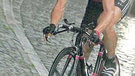 Besuche beim Frauenarzt. Jan Ullrich (hier im Juni 2006) soll sein Blut beim Dopingexperten Fuentes regelwidrig aufgefrischt haben. Foto: Alessandro della Bella/dpa