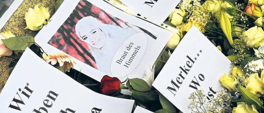 Rosen für Marwa. Vor Dresdens Rathaus lagen nach dem Mord im Sommer letzten Jahres Blumen und Beileidsbriefe.