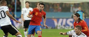 Original schlägt Kopie. Spaniens Xavi lässt die Deutschen um Jerome Boateng (l.) und Bastian Schweinsteiger einfach stehen. 