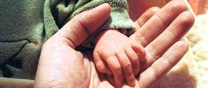 Kleine Kinder sind voll und ganz auf die Fürsorge von Erwachsenen angewiesen.