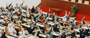 Stationen auf dem Weg zue Einheit: Die Volkskammer der DDR votiert für den Beitritt zur Bundesrepublik am 3. Oktober 1990.