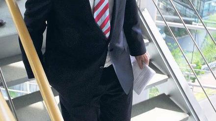 Abgang, Schritt für Schritt. Der scheidende NRW-Ministerpräsident Jürgen Rüttgers zieht sich auch vom Parteivorsitz zurück.
