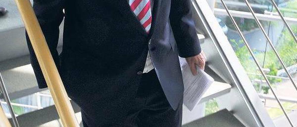 Abgang, Schritt für Schritt. Der scheidende NRW-Ministerpräsident Jürgen Rüttgers zieht sich auch vom Parteivorsitz zurück.