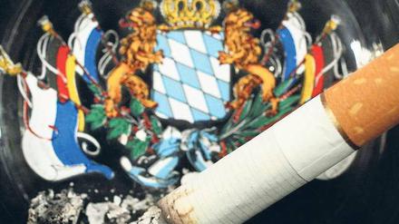 Totales Rauchverbot? Weil die Staatsregierung den Streit nicht lösen konnte, hat Bayern die Entscheidung darüber in die Hände seiner Bürger gelegt. Foto: Jörg Koch/ddp