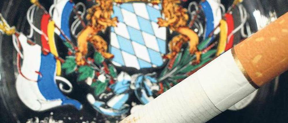 Totales Rauchverbot? Weil die Staatsregierung den Streit nicht lösen konnte, hat Bayern die Entscheidung darüber in die Hände seiner Bürger gelegt. Foto: Jörg Koch/ddp