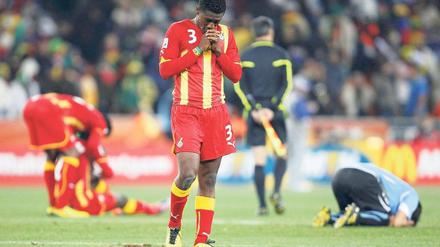Asamoah Gyan (oben Mitte) weiß, das alles vorbei ist. Weil er nach Suarez’ Handspiel (unten) den Ball beim Elfmeter an die Latte knallte (Mitte). Fotos: Reuters, AFP (2)