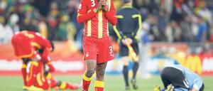 Asamoah Gyan (oben Mitte) weiß, das alles vorbei ist. Weil er nach Suarez’ Handspiel (unten) den Ball beim Elfmeter an die Latte knallte (Mitte). Fotos: Reuters, AFP (2)