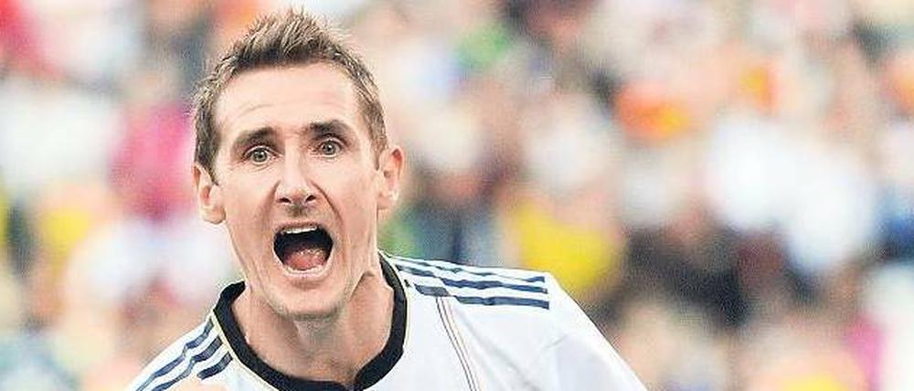 Da kniest du dich nieder. Miroslav Klose feiert sein 12. WM-Tor. Er hat jetzt genauso oft getroffen wie Pelé.
