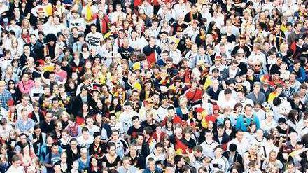Massenkuscheln. 350.000 Fans haben am Sonntag auf der Fanmeile gefeiert.