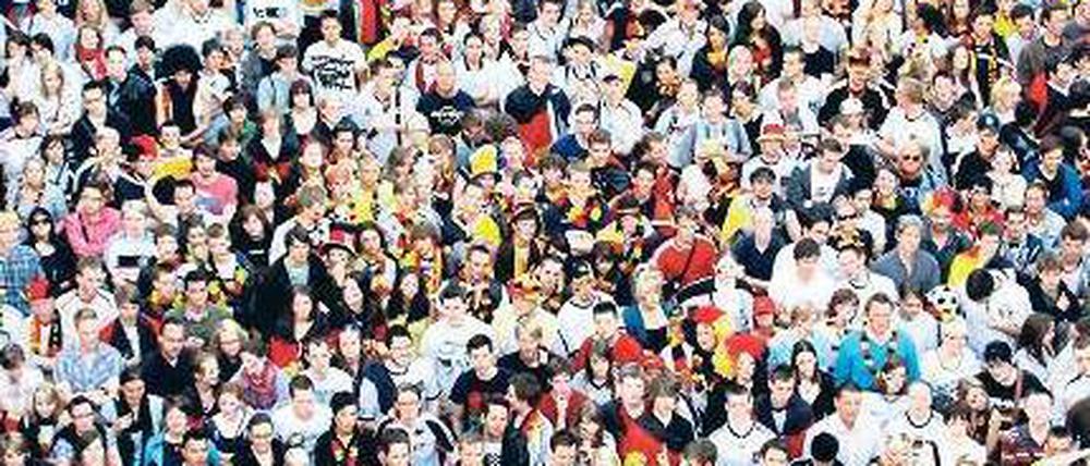 Massenkuscheln. 350.000 Fans haben am Sonntag auf der Fanmeile gefeiert.