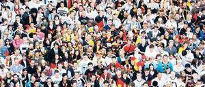 Massenkuscheln. 350.000 Fans haben am Sonntag auf der Fanmeile gefeiert.