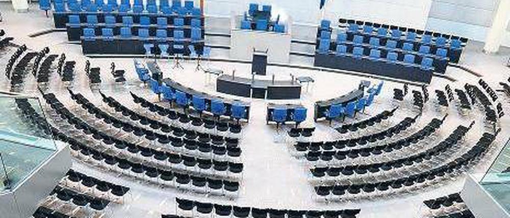 Es wird eng. Mehr als 700 Sitzplätze mehr hat nun der Bundestagsplenarsaal.