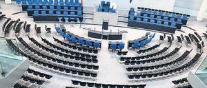 Es wird eng. Mehr als 700 Sitzplätze mehr hat nun der Bundestagsplenarsaal.