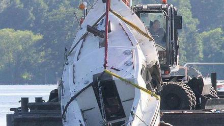 Auf Grund. Mit einem Bagger wurde das Boot am Sonntag geborgen. Foto: ddp