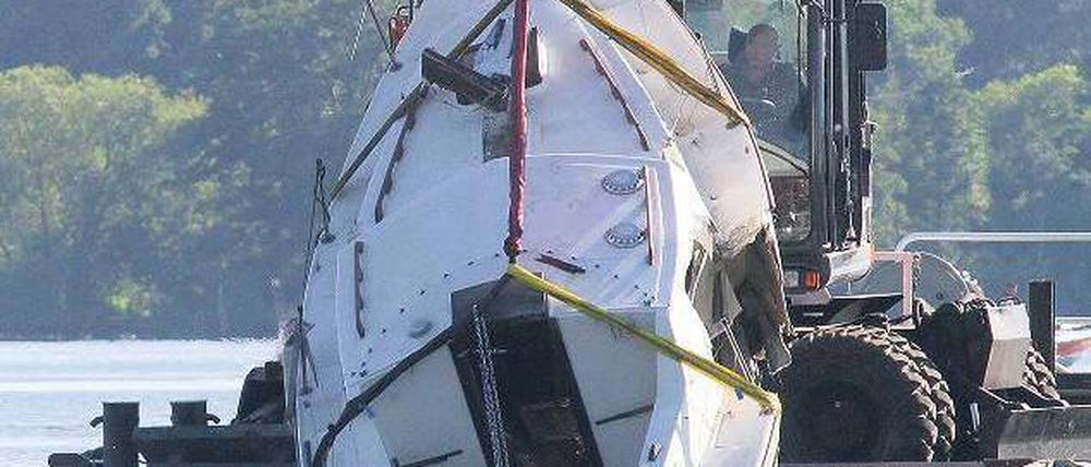 Auf Grund. Mit einem Bagger wurde das Boot am Sonntag geborgen. Foto: ddp