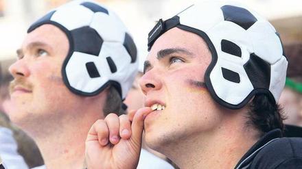 In der Menge. Auf der Straße des 17. Juni verfolgten am Sonnabend mehrere hunderttausend Fans das Spiel der deutschen Mannschaft gegen Argentinien. Zwischendurch wurde gezittert, ab dem zweiten Tor umso heftiger gefeiert. Auch an vielen anderen Orten der Stadt versammelten sich die Massen – etwa im Astra in Friedrichshain und beim Musikfestival im Strandbad Wannsee.. Fotos: ddp(2), AFP