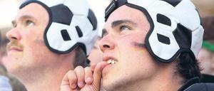 In der Menge. Auf der Straße des 17. Juni verfolgten am Sonnabend mehrere hunderttausend Fans das Spiel der deutschen Mannschaft gegen Argentinien. Zwischendurch wurde gezittert, ab dem zweiten Tor umso heftiger gefeiert. Auch an vielen anderen Orten der Stadt versammelten sich die Massen – etwa im Astra in Friedrichshain und beim Musikfestival im Strandbad Wannsee.. Fotos: ddp(2), AFP