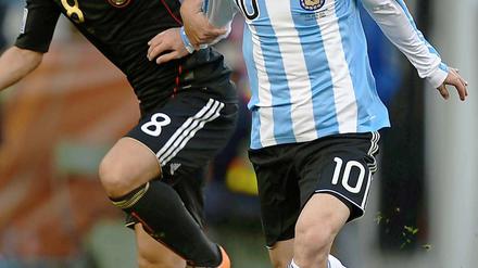 Der Eindruck täuscht: Mesut Özil musste Lionel Messi nur selten hinterherlaufen.
