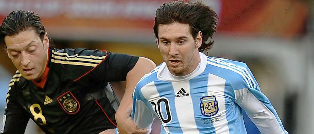Der Eindruck täuscht: Mesut Özil musste Lionel Messi nur selten hinterherlaufen.