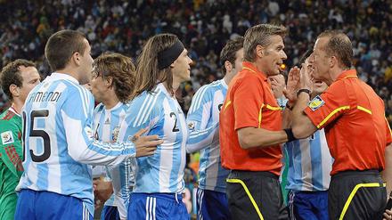 Die Argentinier bekommen es mit der Angst zu tun. Zählt das Tor zum 1:0 womöglich doch nicht?