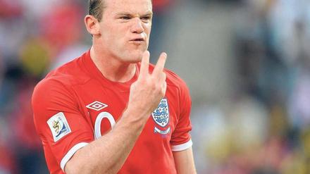 Zwei Tore habt ihr schon kassiert. Wayne Rooney resignierte früh und hatte für seine Teamkollegen nur harsche Kritik übrig. Foto: dpa