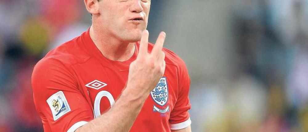 Zwei Tore habt ihr schon kassiert. Wayne Rooney resignierte früh und hatte für seine Teamkollegen nur harsche Kritik übrig. Foto: dpa