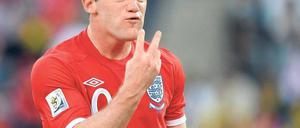 Zwei Tore habt ihr schon kassiert. Wayne Rooney resignierte früh und hatte für seine Teamkollegen nur harsche Kritik übrig. Foto: dpa